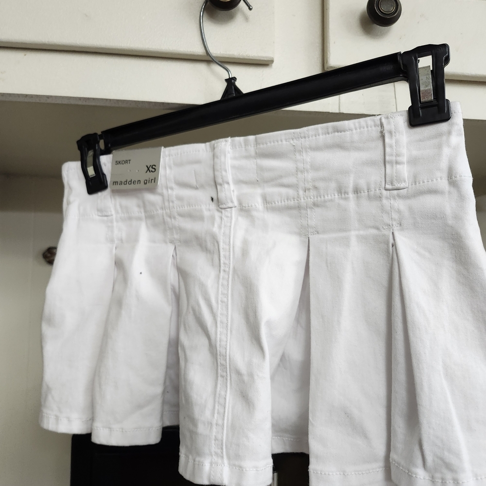 Madden Girl White Pleated Mini Skirt